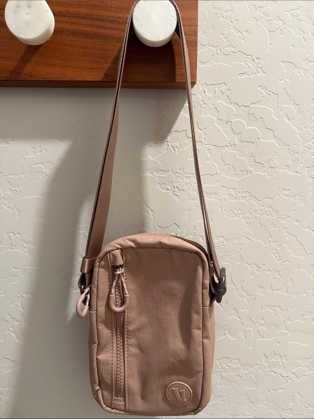NWOT Vuori All-Around Crossbody Bag Blush Pink - Picture 2 of 8